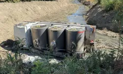 Tire'de korkutan kaza: Süt kamyonu dere yatağına devrildi, 2 yaralı
