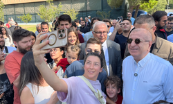 Ümit Özdağ, İzmir Kitap Fuarı'nda okuyucularıyla buluştu