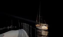 Urla açıklarında yelkenli tekne durduruldu: 11 göçmen ve 2 şüpheli yakalandı