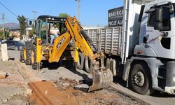 Menderes’te asfalt seferberliği: Bozuk yollar onarılıyor