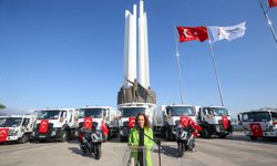 Karşıyaka Belediyesi 17 yeni çöp kamyonunu filosuna kattı
