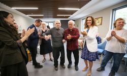 Karşıyaka’da Dünya Yaşlılar Günü buluşması: Alzheimer hastalarıyla neşeli kutlama