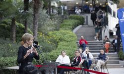 İzmir’de kütüphane ortamında klasik müzik molası