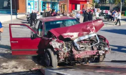 Denizli’de kırmızı ışık kazası: Otomobilde sıkışan 2 kişi kurtarıldı