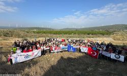 İzmir’de 250 genç yürüdü, 200 kadın Çanakkale’yi gezdi