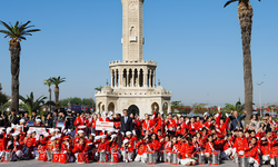 İzmir’de marşlar yankılandı: Cumhuriyet coşkusu sokaklara taştı