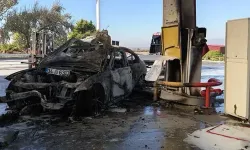 İzmir’de akaryakıt istasyonunda korkutan kaza: Otomobil alev aldı!