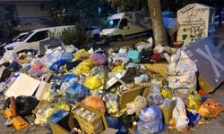 Karşıyaka sokaklarında bir haftalık çöp birikimi: Mahalleli çözüm bekliyor