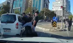 İzmir’de trafikte tansiyon yükseldi: Gençlerden biri araca tekme attı