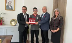 Yere düşen Türk bayrağını öpen öğrenciye kaymakamdan tebrik