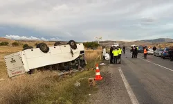 Afyonkarahisar’da belediye işçilerini taşıyan midibüs devrildi: 28 yaralı