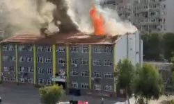 Karabağlar'da okul çatısında yangın paniği