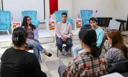 Buca’da gençler İngilizce Konuşma Kulübü ile pratik yapıyor