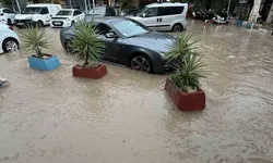 Çeşme’yi sağanak vurdu: Araçlar suda mahsur kaldı!