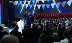 AK Parti'den İzmir'de sert çıkış: Partimizi darbecilere meze etmedik, çakallara mı edeceğiz?