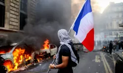 Fransa'da protestolar sonrası siyasi kriz: Macron, İçişleri Bakanı'nın istifasını reddetti