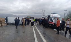 Yüksekova’da öğrenci servisi devrildi: 13’ü öğrenci 14 yaralı
