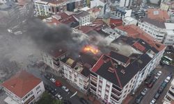 Arnavutköy’de 5 katlı binanın çatısında yangın çıktı