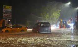 İstanbul'da sağanak yağış hayatı felç etti: Okullar yarın da tatil edildi!