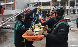 İzmir'de 2 bin 198 personelle deprem tatbikatı: 5 ilçede afet senaryoları canlandırıldı