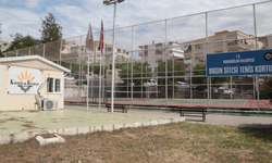 Karabağlar Belediyesi’nin tenis kortunda vatandaşlardan ücret talebi!