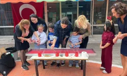 Buca’da minik eller ebru sanatıyla Türk bayrağı yaptı