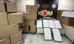 Bornova’da kaçak tütün operasyonu: Minibüsten 1,1 milyon makaron çıktı