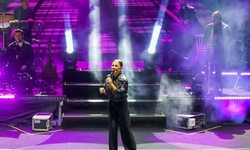 Konser sırasında merdivenden düştü: Ünlü şarkıcı hastaneye kaldırıldı