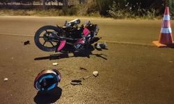 Ödemiş’te motosiklet traktörle çarpışıp durağa savruldu: 1 ağır yaralı