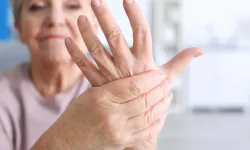 Ellerde başlayan ağrılar romatoid artritin habercisi olabilir