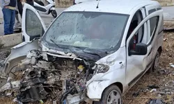 Bayındır'da yolcu treni hafif ticari araca çarptı: Sürücü yaralandı