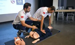 Bornova’da çocukların güvenliği için eğitmenlere ilk yardım eğitimi