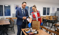 Bornova'da öğrencilere beslenme desteği: Başkan Eşki kumanyaları kendi eliyle dağıttı
