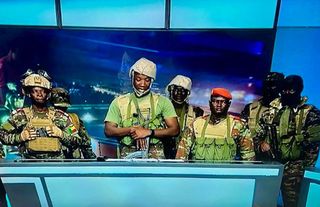 Afrika'da darbe: Askerler canlı yayında duyurdu