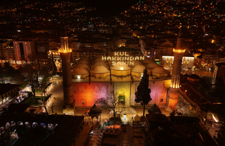 Bursa Ulu Camii’nde ‘Kul hakkından sakın’ mahyası yakıldı