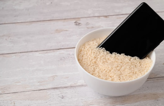 Pirinç efsanesi çöküyor mu? Islanan telefon nasıl kurtarılır? İşte en doğru yollar