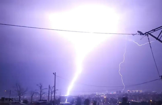 Buca’da fırtına ve yoğun yağış yıldırım düşmesine neden oldu