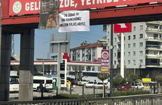 “28 Şubat’ta İkna Edemediğiniz Annelerin Evlatlarıyız” pankartını AK Parti Gençlik Kolları astı