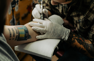 MHP’li Karakoç’tan kanun teklifi: 18 yaş altına dövme, piercing ve estetik yasağı