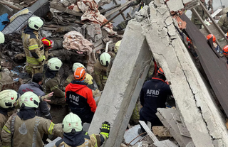 Fatih'te çöken 2 binanın enkazından bir kişinin cansız bedeni çıkarıldı