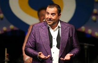 Ata Demirer: Sahne kostümlerini çocukların eğitimi için derneklere bağışlıyor