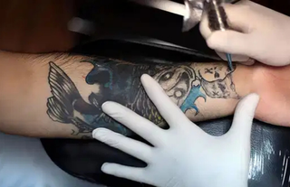 18 yaş altına dövme ve piercing için “kasten yaralama” düzenlemesi teklifi