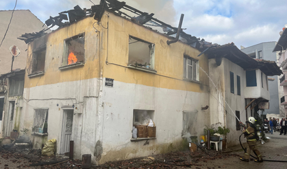 İzmir Kiraz’da 2 katlı evde yangın çıktı: Ev kullanılamaz hale geldi