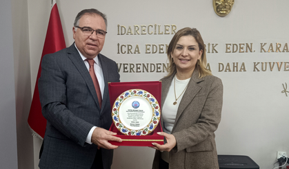 Foça Kaymakamlığı'ndan başarılı turizmciye teşekkür plaketi