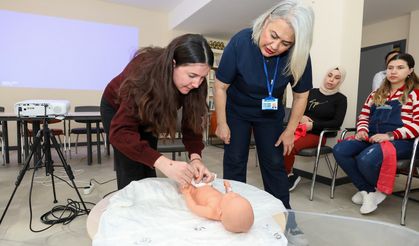 Gaziemir'de anne adayları Gebe Okulu ile doğuma hazırlanıyor