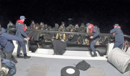 İzmir Dikili açıklarında 46 düzensiz göçmen yakalandı!