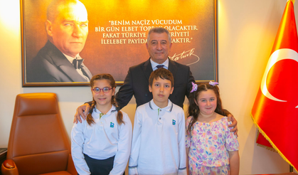 Güzelbahçe'de çocuk başkanlar koltuğa oturdu