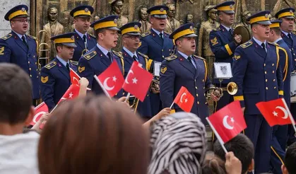 Hava Eğitim Komutanlığı Bandosu 23 Nisan coşkusunu Urla'ya taşıdı!