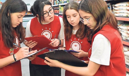 Bayraklı’nın küçük denetçileri market raflarını inceledi