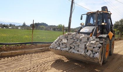 Menderes Belediyesi, yol yapım çalışmalarını sürdürüyor